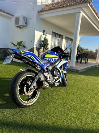 Suzuki GSXR 750 K7 azul