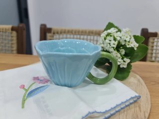 Taza de cerámica azul flor