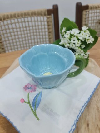 Taza de cerámica azul flor