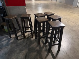 7 taburetes de madera 20€/ud