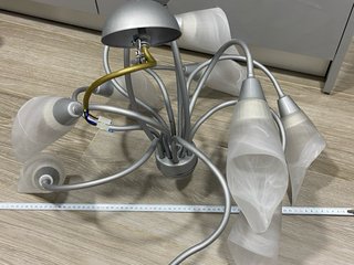 Lámpara de techo plateada mate con tulipas blancas