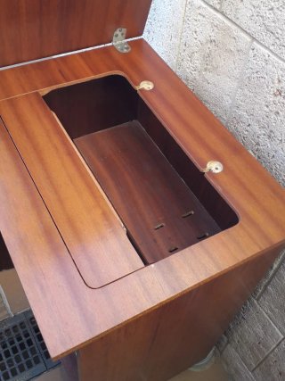 Mueble para máquina de coser de madera