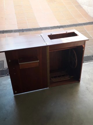 Mueble para máquina de coser de madera