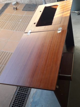 Mueble para máquina de coser de madera