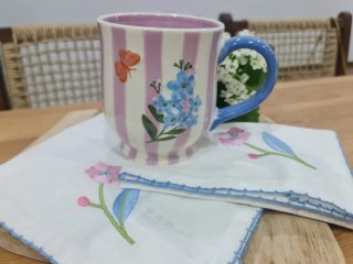 Taza de cerámica con flores y mariposa