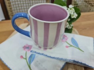 Taza de cerámica con flores y mariposa