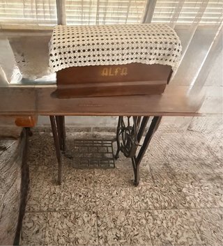 Máquina de coser Alfa con mueble