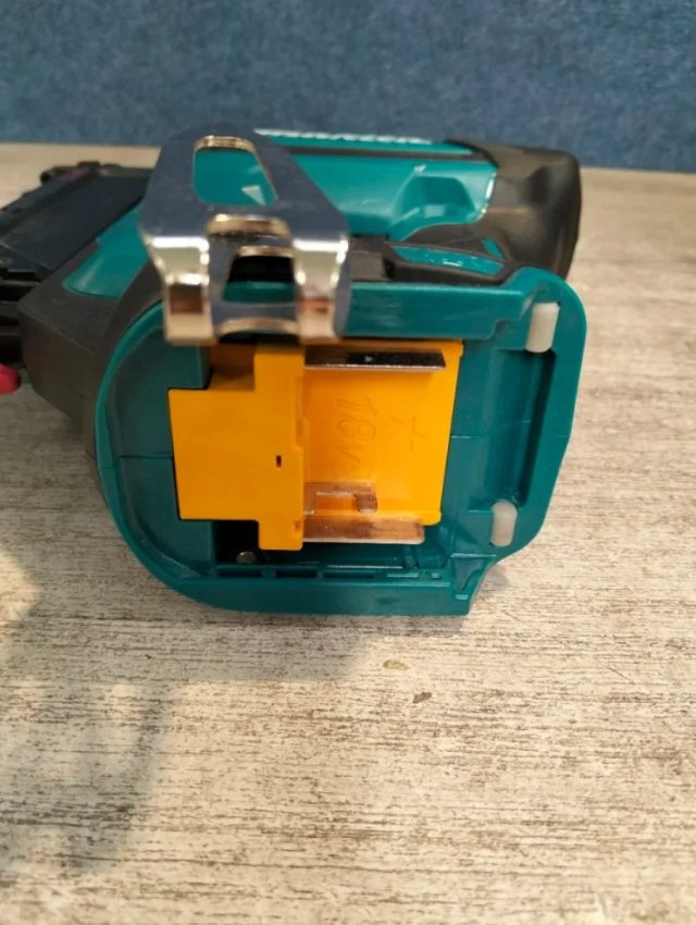 Makita Clavadora inalámbrica de iones DPT353