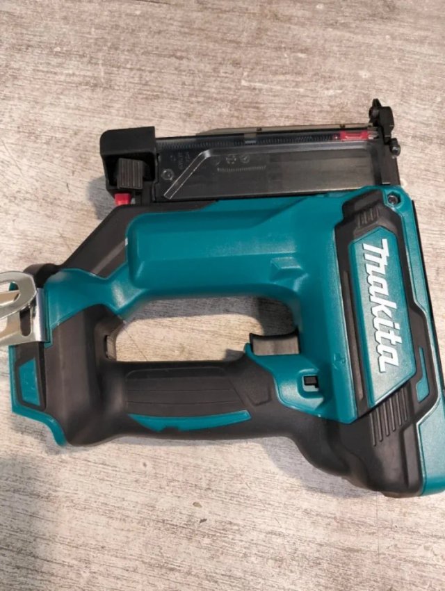Makita Clavadora inalámbrica de iones DPT353