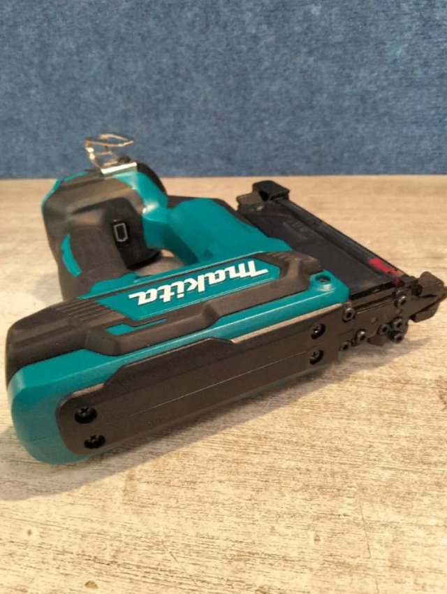 Makita Clavadora inalámbrica de iones DPT353