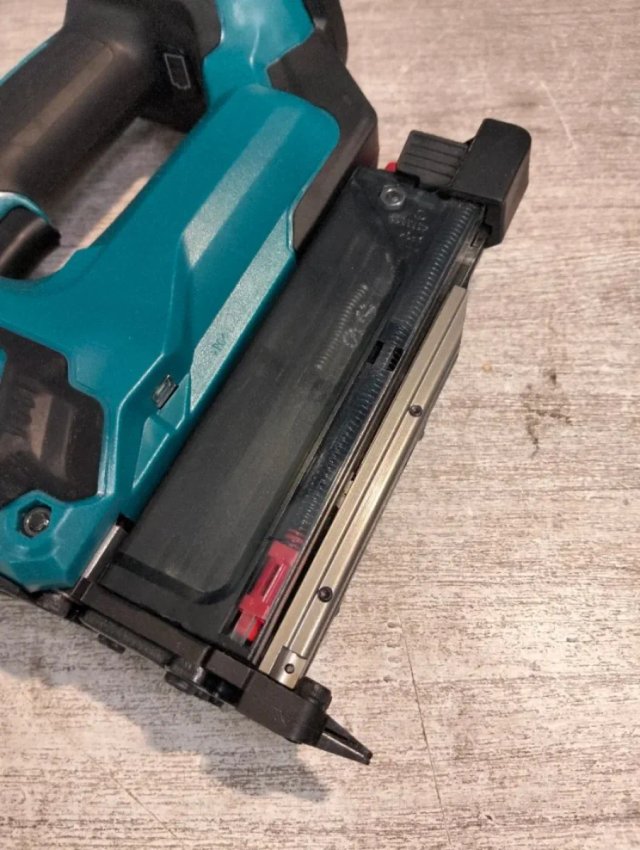 Makita Clavadora inalámbrica de iones DPT353