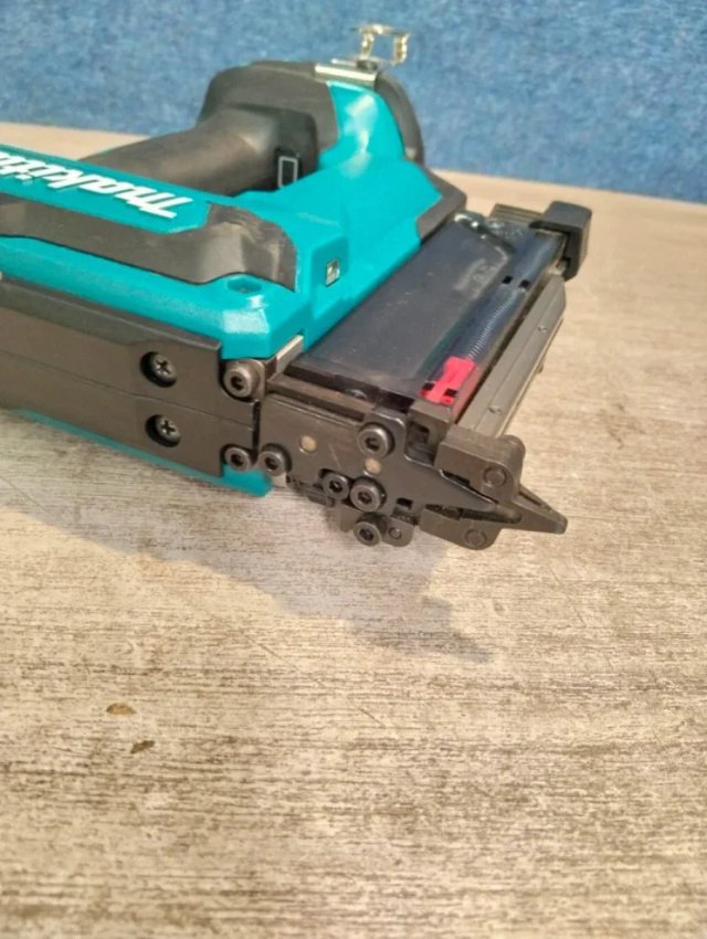 Makita Clavadora inalámbrica de iones DPT353