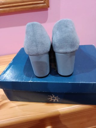 Zapatos de tacón azul grisáceo