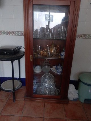 Vitrina de madera y cristal