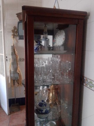 Vitrina de madera y cristal