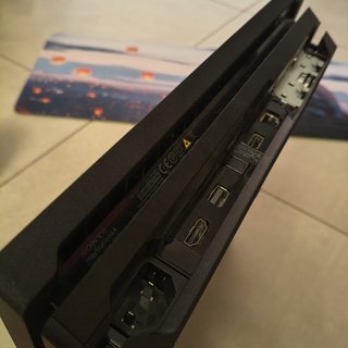 PS4 Pro 1TB Rigenerata + 3 Controller e Kit XL