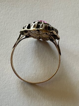 Anillo antiguo con piedra rosa