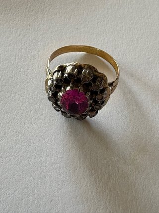 Anillo antiguo con piedra rosa