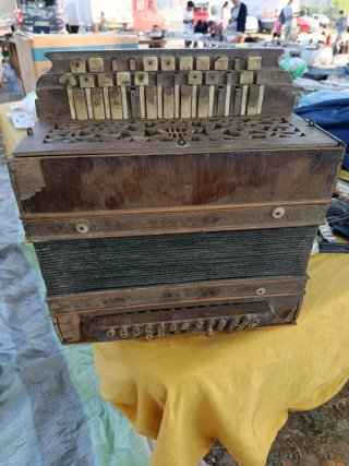 Acordeón antiguo de madera