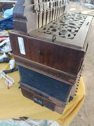 Acordeón antiguo de madera
