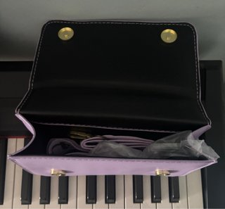 Bolso lila acolchado con cadena