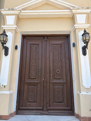 Puerta antigua de madera grande
