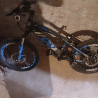 Bicicleta de montaña negra y azul