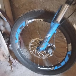 Bicicleta de montaña negra y azul