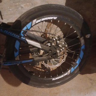 Bicicleta de montaña negra y azul