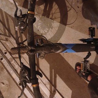Bicicleta de montaña negra y azul