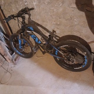 Bicicleta de montaña negra y azul