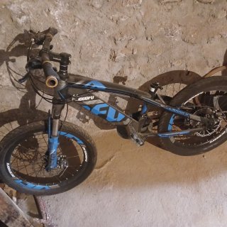Bicicleta de montaña negra y azul