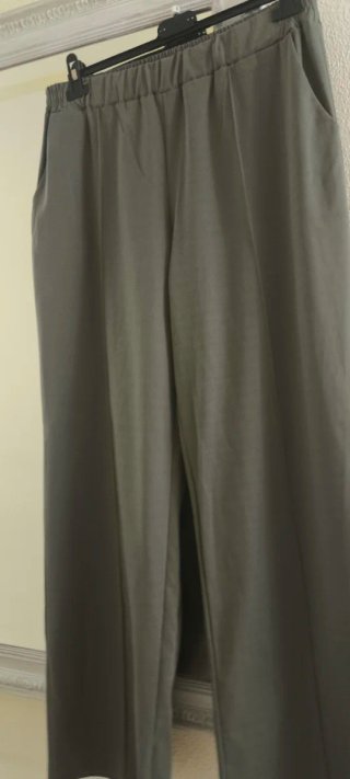Pantalón ancho verde con cinturón