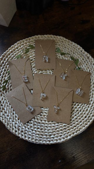 Collar con colgante de letras
