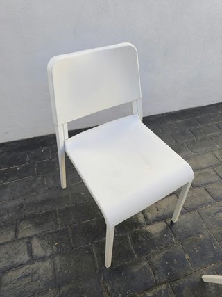 Mesa y 4 Sillas de Plástico Blancas
