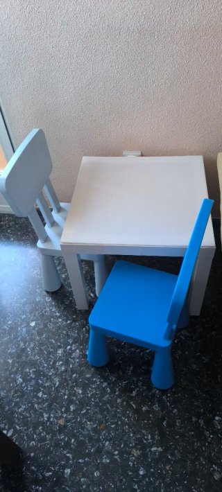 Mesa y 3 sillas infantiles IKEA