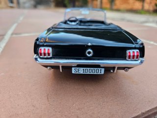 Ford Mustang 1965 Convertible 1:24 Negro
