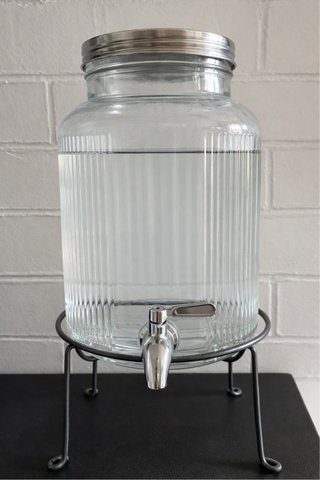 Jarra dispensadora de agua con grifo