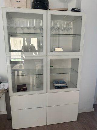Vitrina IKEA blanca con puertas de cristal