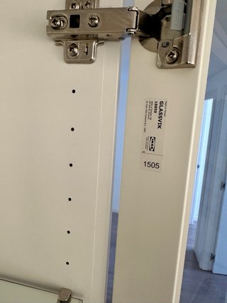 Vitrina IKEA blanca con puertas de cristal
