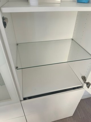 Vitrina IKEA blanca con puertas de cristal