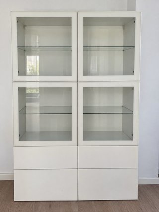 Vitrina IKEA blanca con puertas de cristal