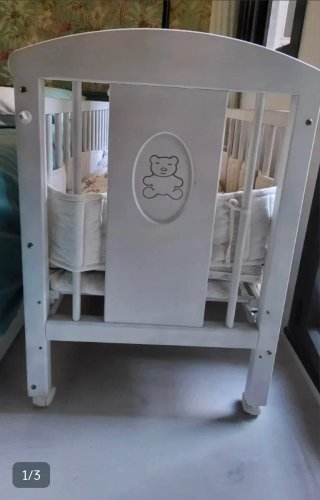 Cuna de madera blanca con colchón y protector