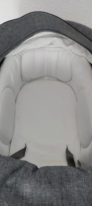 Carro de bebé gris y blanco