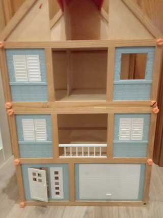 Casa de juguete de madera