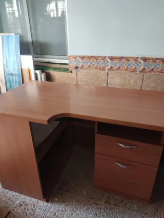 Escritorio de melamina marrón