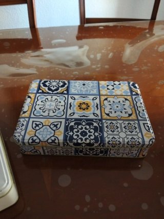 Caja de metal decorada
