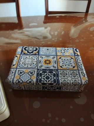 Caja de metal decorada