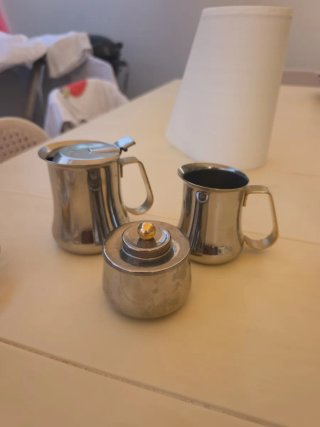 Juego de té con cucharas y platillos