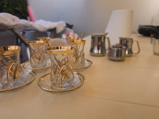 Juego de té con cucharas y platillos